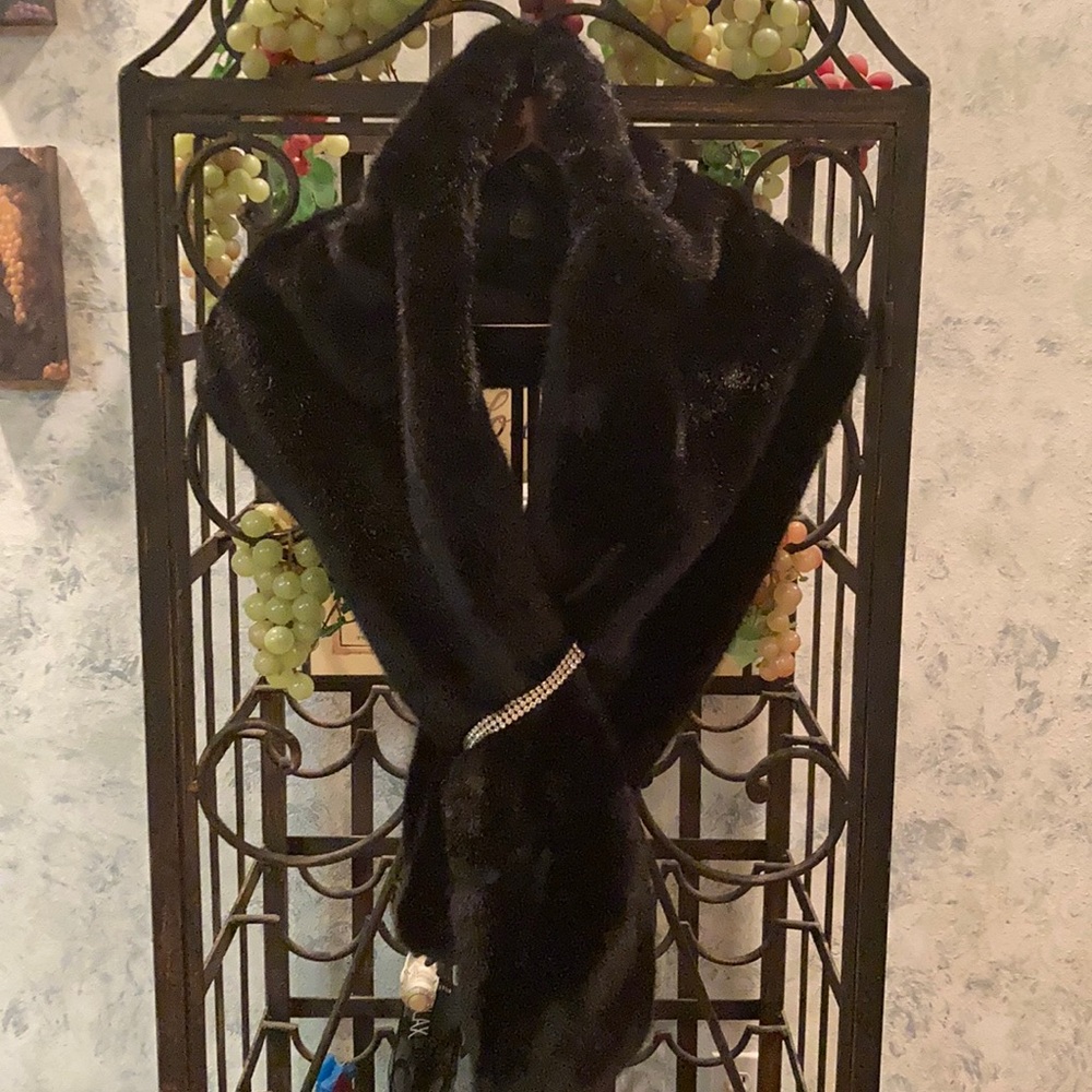 ELEGANT AND STUNNING NEW FAUX FUR WRAP!!! 🤗